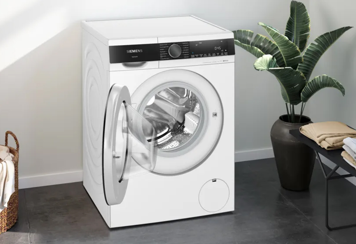 Απεικονίζεται το πλυντήριο τοποθετημένο σε έναν χώρο.